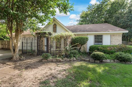 413 Texas Ave, Hewitt, TX, 76643-3108 | Card Image