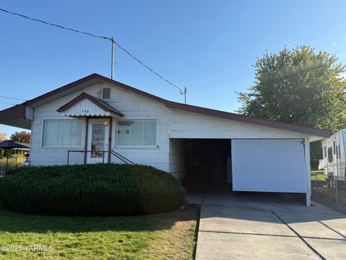 408 Pleasant Ave, Selah, WA, 98942-1634 | Card Image