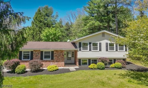 8 Woodland Dr, Long Valley, NJ, 07853-3332 | Card Image