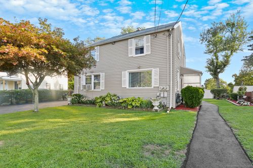 82-82 Garden Dr, Fairfield, CT, 06825-3331 | Card Image