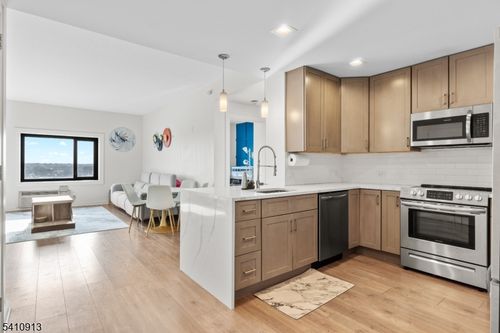 apt-904-1 Carriage City Plz, Rahway, NJ, 07065-5180 | Card Image