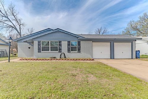 213 Nw Jayellen Ave, Burleson, TX, 76028-5605 | Card Image
