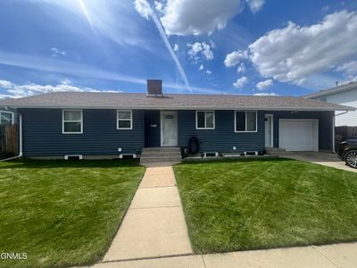 605 8th Street Nw, House other with 6 bedrooms, 1 bathrooms and null parking in Minot ND | Image 1