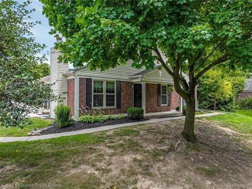 48-7617 Woodview Dr, Waterford, MI, 48327-4176 | Card Image