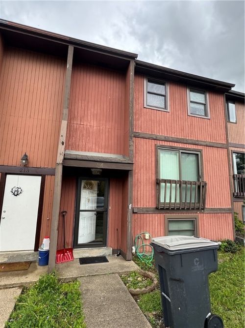 215 Parkwood Dr, Cranberry Twp, PA, 16066-6361 | Card Image
