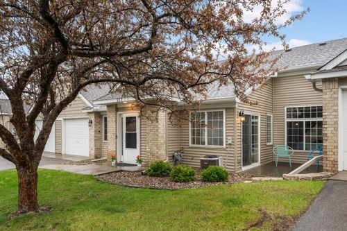 557 Mission Hills Dr, Chanhassen, MN, 55317-7716 | Card Image