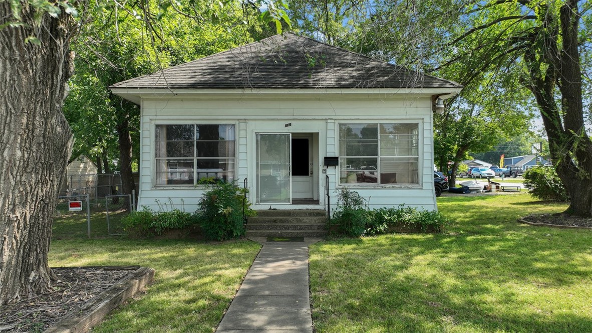 Oak Ave, Springdale, AR 72764