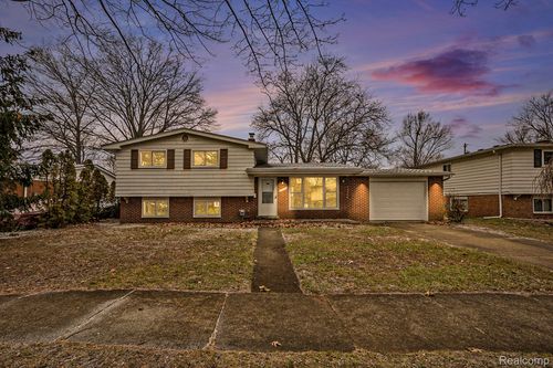 20931 Robinwood St, Farmington, MI, 48336-5076 | Card Image