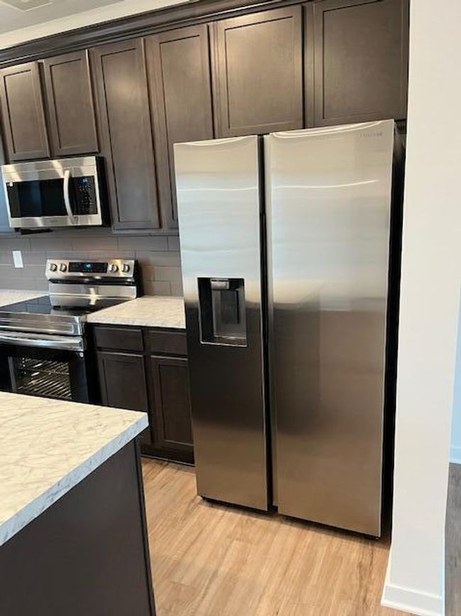 KITCHEN w/27.4 cf SIDE-by-SIDE STAINLESS STEEL SAMSUNG REFRIGERATOR | Image 19
