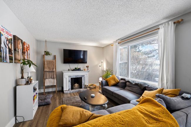 8507 Bowglen Road Nw, Home with 5 bedrooms, 2 bathrooms and 2 parking in Calgary AB | Image 3