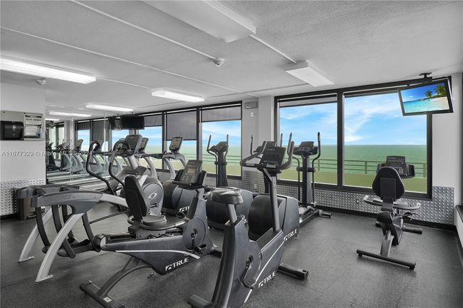 APT-3E - 5555 Collins Ave, Condo with 1 bedrooms, 2 bathrooms and null parking in Miami Beach FL | Image 31