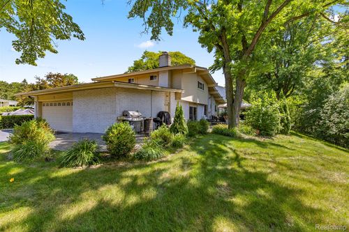 5589 Pembury, West Bloomfield, MI, 48322-4012 | Card Image