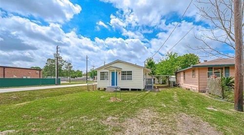 4222 Sevan St, Bacliff, TX, 77518-2339 | Card Image