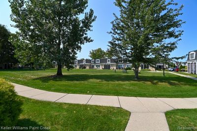 2 - 29660 City Center Drive, Condo with 1 bedrooms, 1 bathrooms and null parking in Warren MI | Image 2