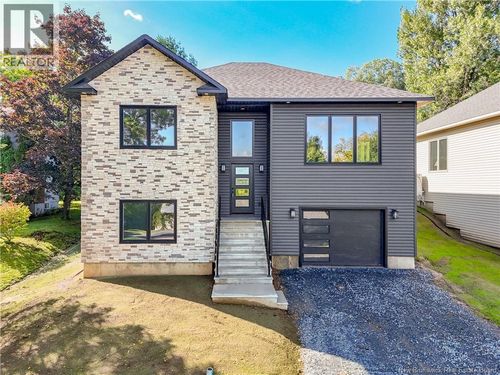 16 Mayflower St, Fredericton, NB, E3C1L5 | Card Image