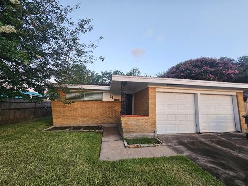 11 Manor Way, Galveston, TX, 77550-3218 | Card Image