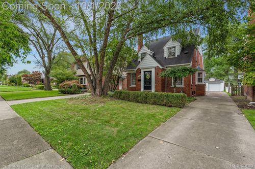 2158 Fleetwood Dr, Grosse Pointe Woods, MI, 48236-1649 | Card Image