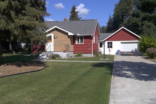 3209 Hospers St, Grand Blanc, MI, 48439-8137 | Card Image