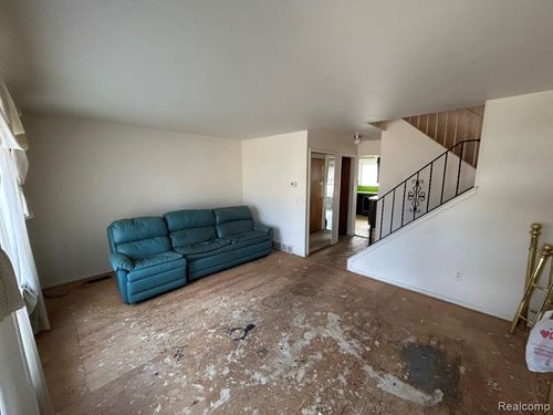 28028 Universal Dr, Warren, MI, 48092-2428 | Card Image