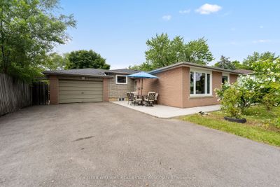 32 Dunblaine Cres, House other with 3 bedrooms, 2 bathrooms and 5 parking in Brampton ON | Image 2