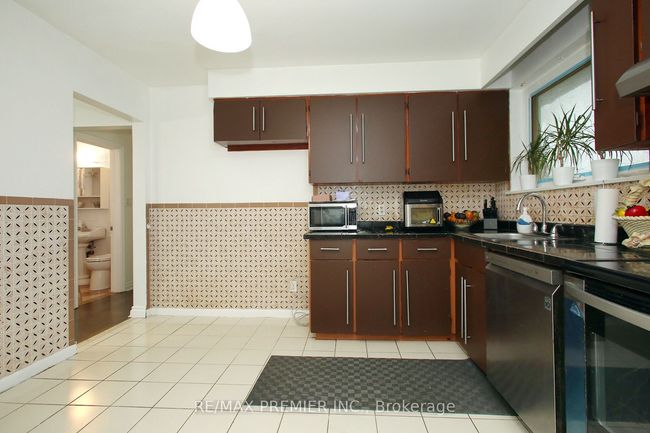 36 Newlin Cres, House attached with 5 bedrooms, 3 bathrooms and 4 parking in North York ON | Image 10