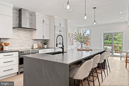ph-131 11th St Ne, WASHINGTON, DC, 20002-6243 | Card Image