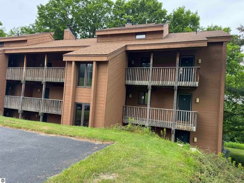 562-4673 N Cross Over Dr, Bellaire, MI, 49615 | Card Image