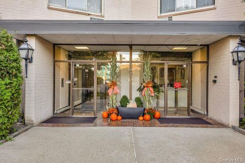 apt-2q-135 Post Ave, Westbury, NY, 11590-3153 | Card Image