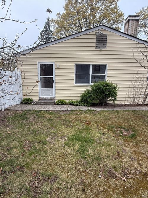 5 Whitney Ln, Coram, NY, 11727-1031 | Card Image