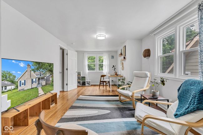 Upper floor second bedroom. | Image 39