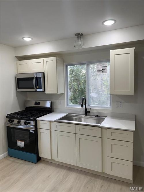 10357 Lord Dr, Saint Louis, MO, 63136-5930 | Card Image