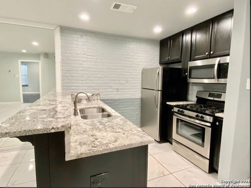 apt-204c-8030 Broadway, San Antonio, TX, 78209-8004 | Card Image