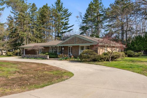 807 E Dixon Ave, Charlevoix, MI, 49720-1134 | Card Image