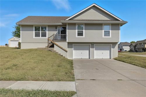 1110 Buttercup St, Smithville, MO, 64089-8495 | Card Image