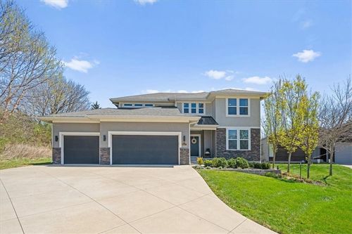 6927 Glenn Ln, Parkville, MO, 64152-5303 | Card Image