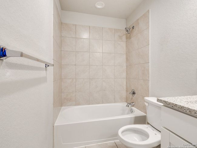 5627 Chestnut Xing, House other with 3 bedrooms, 3 bathrooms and null parking in San Antonio TX | Image 31