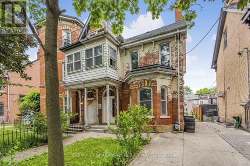 35 Beaconsfield Ave, Toronto, ON, M6J3J1 | Card Image