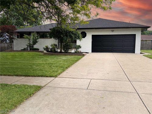 15902 Galemore Dr, Cleveland, OH, 44130-3543 | Card Image