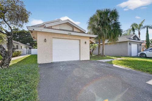 581 Lakeside Cir, Sunrise, FL, 33326-2136 | Card Image