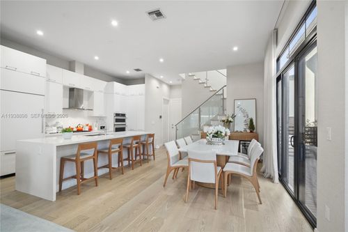 8144 Nw 43rd St, Doral, FL, 33166-5706 | Card Image