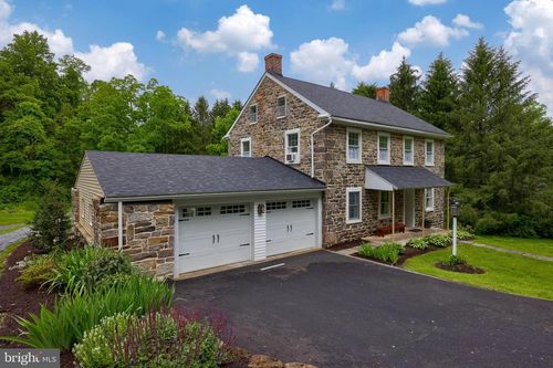 62 E Mountain Ave, ROBESONIA, PA, 19551-9645 | Card Image