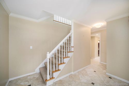 30310 Lincolnshire E, Beverly Hills, MI, 48025-4748 | Card Image