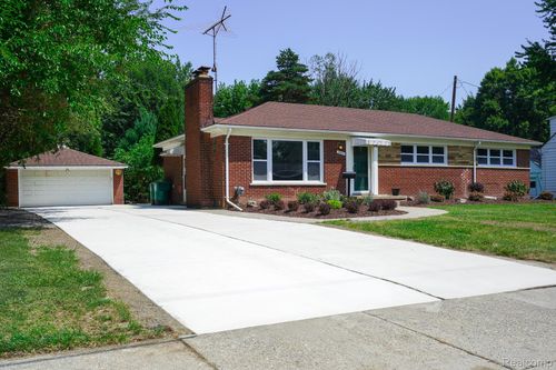 19071 Veronica Ave, Eastpointe, MI, 48021-2756 | Card Image
