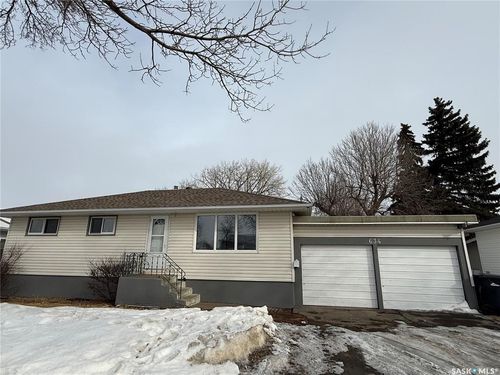 634 King St, Weyburn, SK, S4H0P7 | Card Image