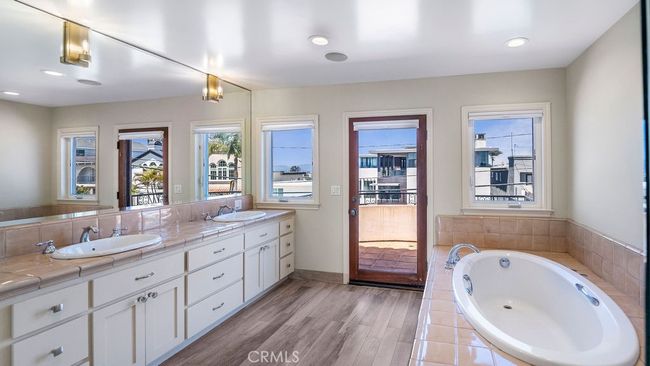 620 13 Th St, House other with 5 bedrooms, 3 bathrooms and 4 parking in Manhattan Beach CA | Image 24
