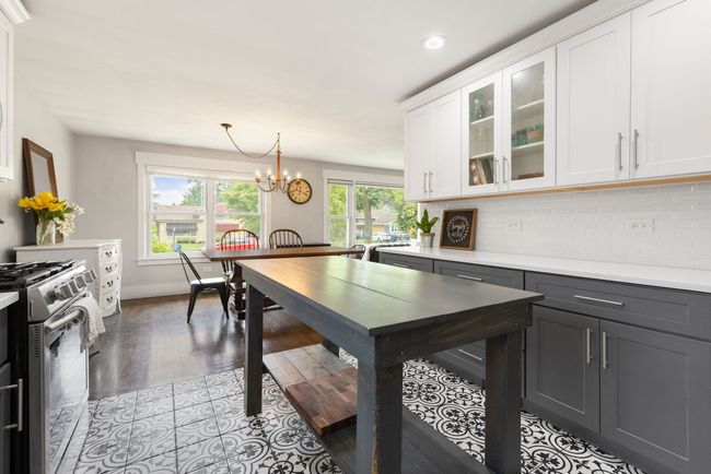 10830 S Tripp Ave, House other with 3 bedrooms, 2 bathrooms and 2 parking in Oak Lawn IL | Image 11