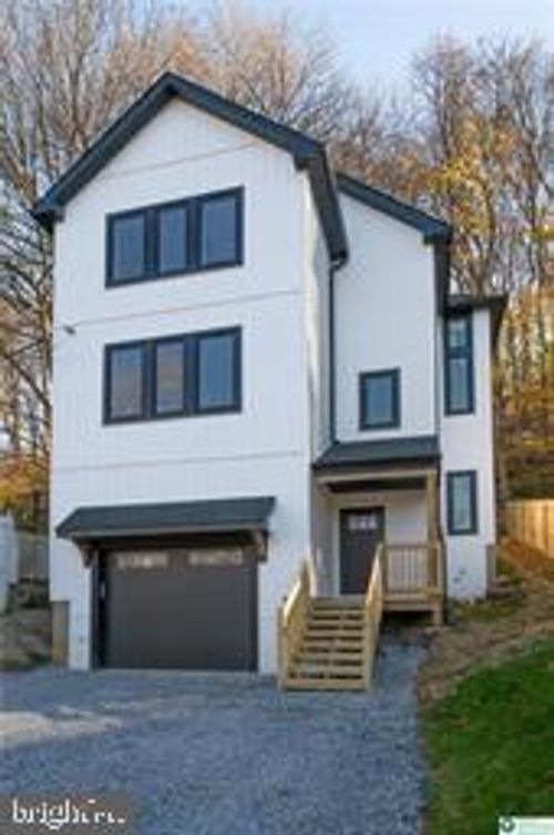 111 Main St, Glendon, PA, 18042-6809 | Card Image