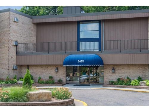 apt-304-5697 Green Circle Dr, Minnetonka, MN, 55343-9648 | Card Image