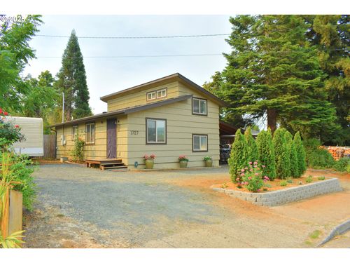 1727 E Washington Ave, Cottage Grove, OR, 97424-2268 | Card Image