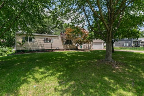 3325 40th St, Moline, IL, 61265-7817 | Card Image